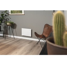 Obývací pokoj s elektrickým topením na zdi a koženým křeslem