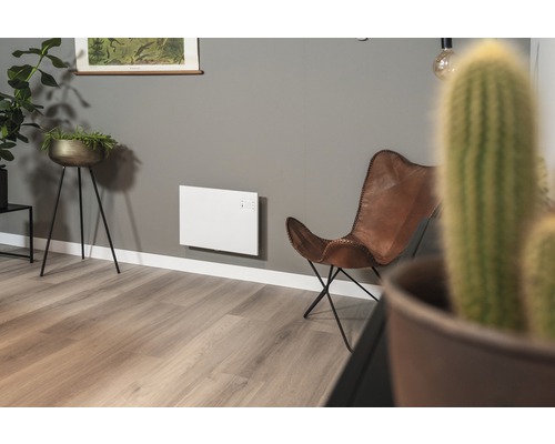 Obývací pokoj s elektrickým topením na zdi a koženým křeslem