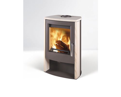 Krbová kamna s hořícím dřevem uvnitř