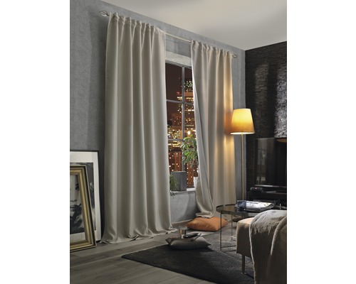 Obývací pokoj se závěsy na záclonové tyči před oknem