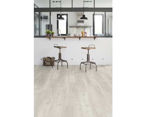 Světlá kuchyně s dřevěnou podlahou, barovými stoličkami a kuchyňským náčiním