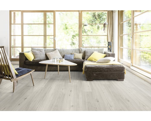 Obývací pokoj s pohovkou, stolem a světlou laminátovou podlahou