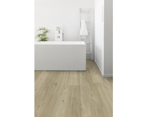 Koupelna s vanou, žebřík s ručníkem a světlá dřevěná podlaha