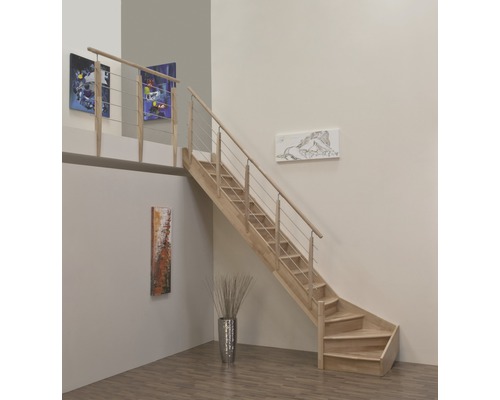 Dřevěné schodiště s nerezovým zábradlím ve světlé místnosti.