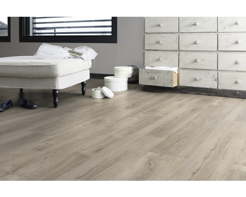 Světlá místnost s dřevěnou podlahou, komodou a oknem