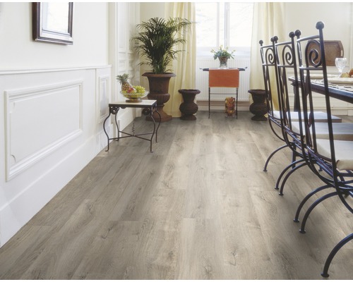 Jídelna se světlou dřevěnou podlahou, stolem a židlemi.