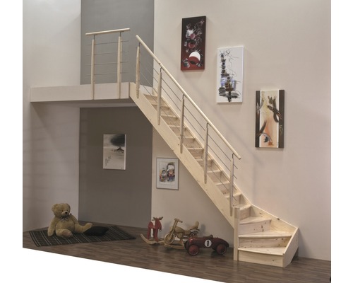 Dřevěné schodiště se zábradlím a uměleckými díly na zdi v obývacím pokoji