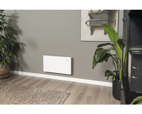 Bílý nástěnný konvektor pro vytápění místnosti v obývacím pokoji