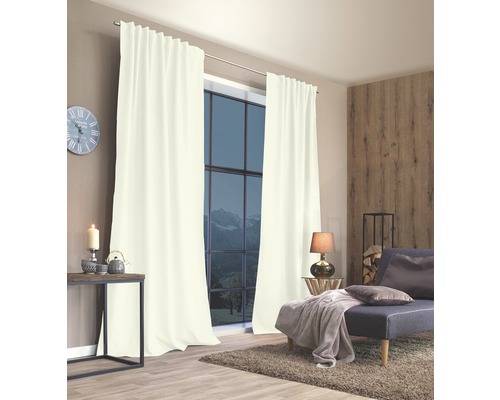 Světlá obývací scéna se závěsy a okenní stěnou