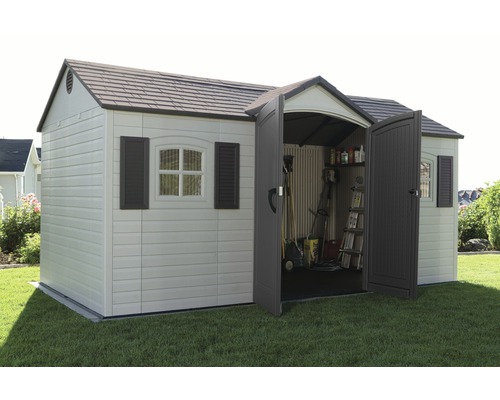 Zahradní bouda s dvoukřídlými dveřmi a oknem na zahradě