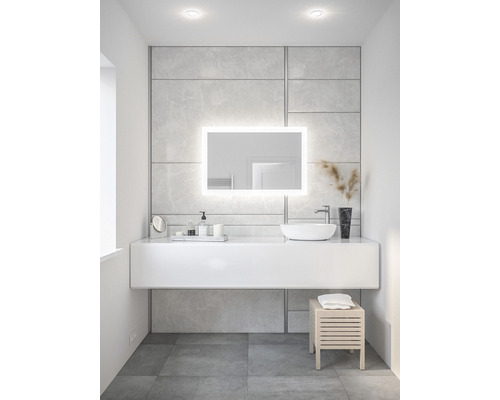 Moderní koupelna s umyvadlem, zrcadlem s osvětlením a stoličkou