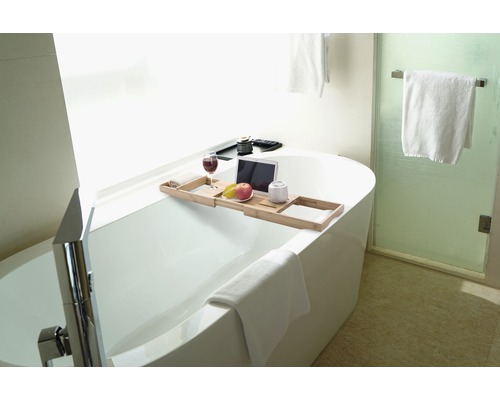 Koupelna s vanou a bambusovou vanovou policí s nápojem, tabletem a ovocem