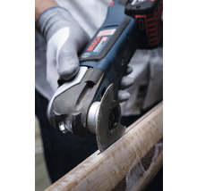 Detailní záběr multifunkčního nástroje řezajícího kus dřeva