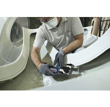 Muž používá multifunkční nástroj Bosch k opravě