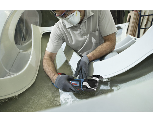 Muž používá multifunkční nástroj Bosch k opravě