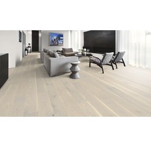 Světlá dřevěná podlaha v obývacím pokoji s nábytkem