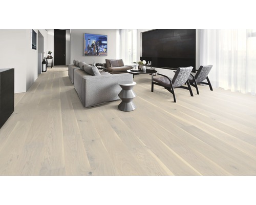 Světlá dřevěná podlaha v obývacím pokoji s nábytkem