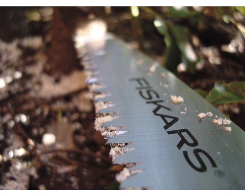 Pilový list Fiskars při venkovním použití s dřevěnými štěpkami