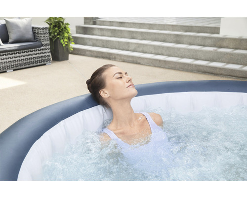 Žena relaxuje v nafukovací vířivce na zahradě