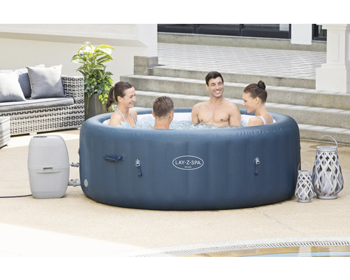 Nafukovací vířivka Lay-Z-Spa se čtyřmi lidmi ve vodě