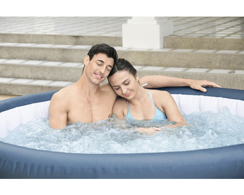 Nafukovací vířivka s párem ve vodě