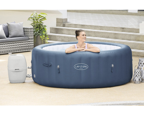 Nafukovací vířivka Lay-Z-Spa Milan se ženou ve vodě a filtračním čerpadlem