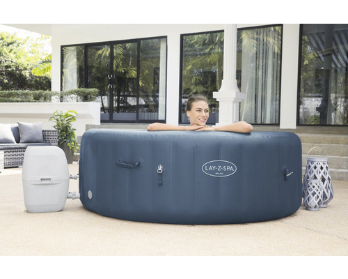 Nafukovací vířivka Lay-Z-Spa Milan se ženou ve venkovním prostoru