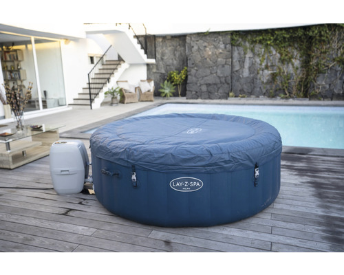 Nafukovací vířivka Lay-Z-Spa Milan na terase vedle bazénu