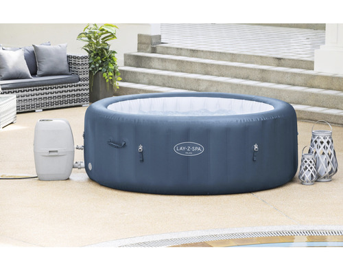 Nafukovací vířivka s filtračním čerpadlem ve venkovním prostředí