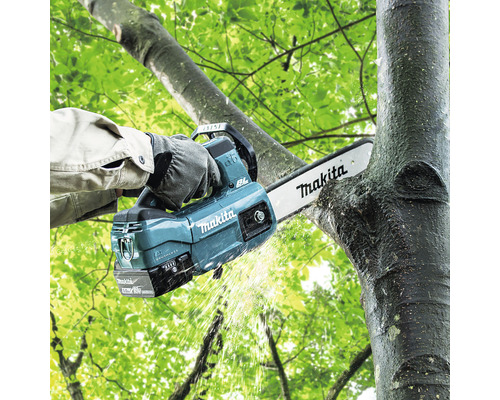 Akumulátorová řetězová pila Makita prořezává větev