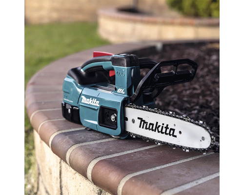 Akumulátorová řetězová pila Makita na zdi