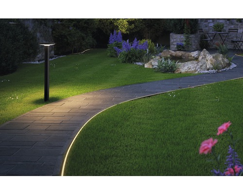 Zahradní krajina s osvětlením cest, trávníkem a jezírkem