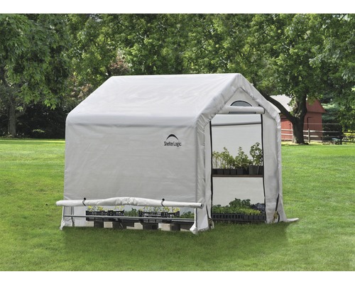 Skleník s policemi a rostlinami