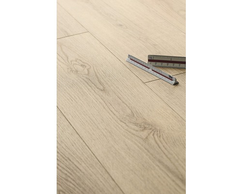 Světlá laminátová podlaha s měřítkem