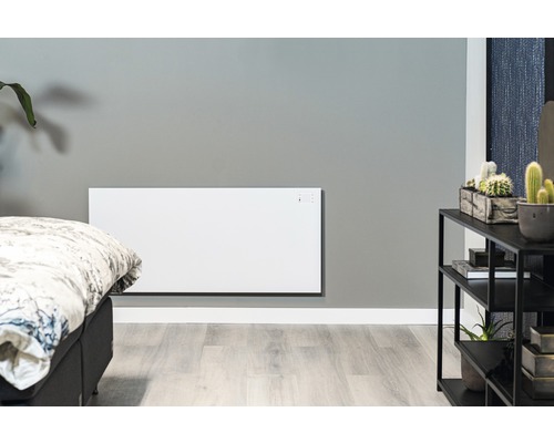 Obývací pokoj s nástěnným topením vedle postele a regálu