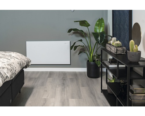 Světlá ložnice s nástěnným topením, rostlinou a policí