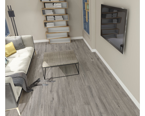 Obývací pokoj s pohovkou, stolem, knihovnou a televizí na stěně, vybavený šedou laminátovou podlahou.