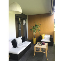 Balkon s ratanovou pohovkou, křeslem, stolem, rostlinou a dekorací