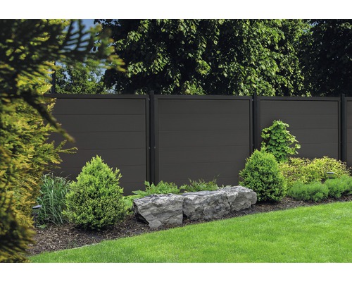 Zahrada s dřevěným plotem a výsadbou