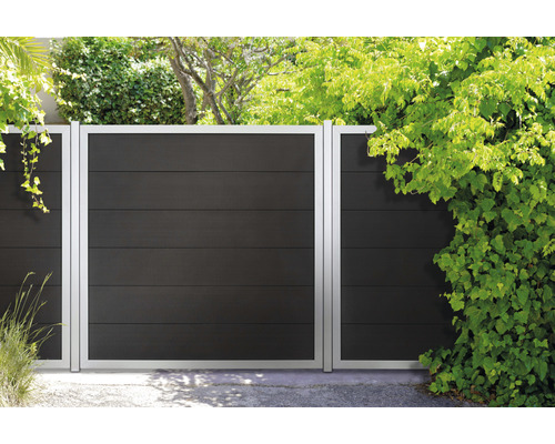 Dřevěný a hliníkový plot na ochranu soukromí na zahradě