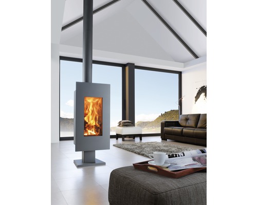 Moderní obývací pokoj s kamny, pohovkou a velkým oknem pro světlé a uspořádané prostředí.