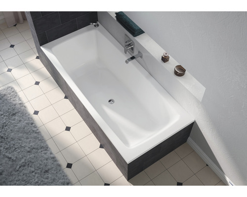 Vestavěná vana v koupelně s baterií a odkládací plochou