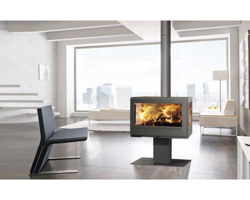 Krbová kamna v moderním obývacím pokoji s křeslem a velkým oknem