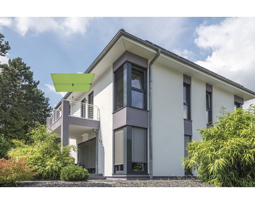 Moderní dům s balkonem a slunečníkem