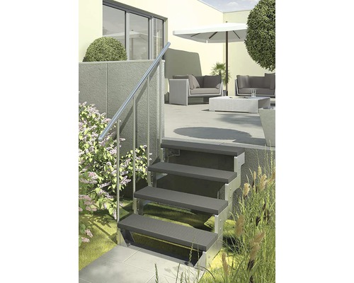 Venkovní schodiště se zábradlím v zahradě