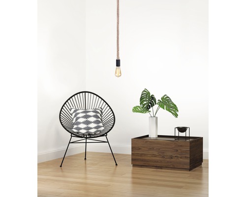 Závěsná lampa s lanem, židle a stůl s dekorací ve světlé místnosti