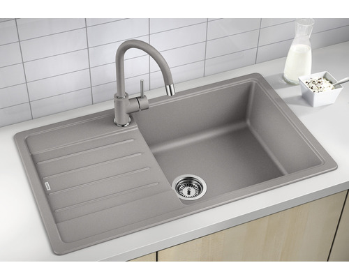 Šedý kuchyňský dřez s odkapávací plochou a baterií