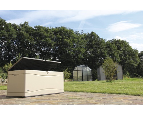 Otevřený úložný box v zahradě před stromy