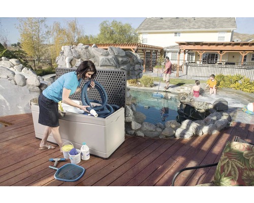 "Venkovní scéna s ženou plnící úložný box na bazénové příslušenství na dřevěné terase u bazénu