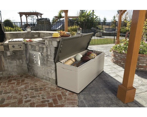 Otevřený úložný box venku vedle venkovní kuchyně na terase se sportovním vybavením uvnitř